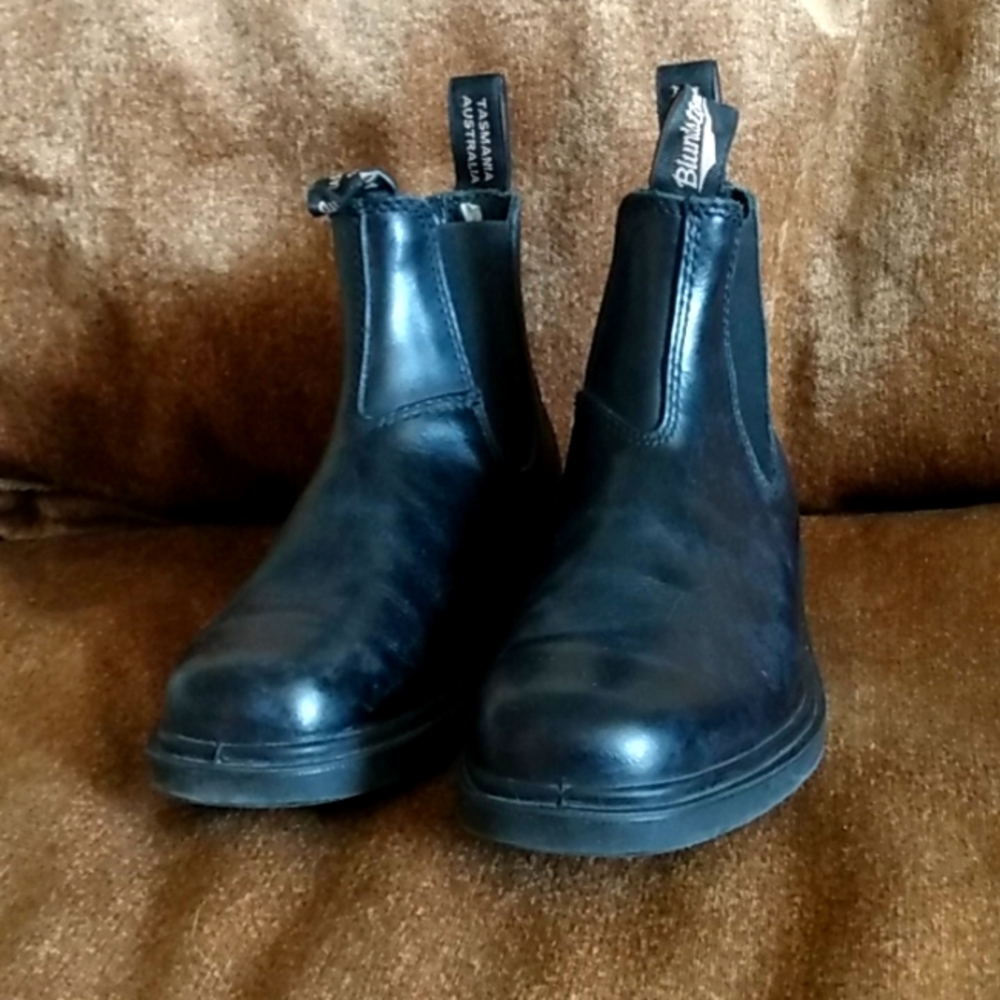 Square toe black Blundstone boots US6